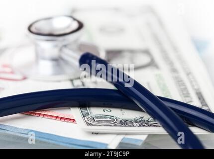 Divers billets de banque du monde et un stéthoscope en gros plan. Concept financier. Banque D'Images