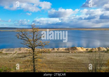 24 novembre 2023, Brandenburg, Cottbus : vue sur la mer Baltique Cottbus nouvellement créée (vue aérienne avec un drone). Selon l’opérateur Leag, le Cottbus Baltic Sea a atteint un nouveau record de remplissage lors de ses inondations. Actuellement, 3,8 mètres cubes d'eau par seconde s'écoulent de la Spree dans le lac, qui devrait devenir le plus grand plan d'eau artificiel en Allemagne. Le lac a maintenant atteint un niveau d'eau maximum de 58,7 mètres au-dessus du niveau de la mer. La mer Baltique, ancienne mine à ciel ouvert, aura un jour une surface d'eau de près de 19 kilomètres carrés. (À dpa 'Cottbuse Banque D'Images