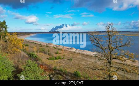 24 novembre 2023, Brandenburg, Cottbus : vue sur la mer Baltique Cottbus nouvellement créée (vue aérienne avec un drone). Selon l’opérateur Leag, le Cottbus Baltic Sea a atteint un nouveau record de remplissage lors de ses inondations. Actuellement, 3,8 mètres cubes d'eau par seconde s'écoulent de la Spree dans le lac, qui devrait devenir le plus grand plan d'eau artificiel en Allemagne. Le lac a maintenant atteint un niveau d'eau maximum de 58,7 mètres au-dessus du niveau de la mer. La mer Baltique, ancienne mine à ciel ouvert, aura un jour une surface d'eau de près de 19 kilomètres carrés. (À dpa 'Cottbuse Banque D'Images