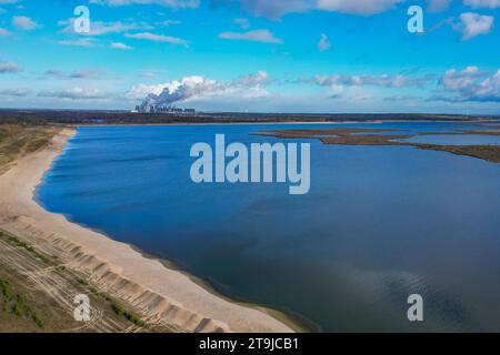 24 novembre 2023, Brandenburg, Cottbus : vue sur la mer Baltique Cottbus nouvellement créée (vue aérienne avec un drone). Selon l’opérateur Leag, le Cottbus Baltic Sea a atteint un nouveau record de remplissage lors de ses inondations. Actuellement, 3,8 mètres cubes d'eau par seconde s'écoulent de la Spree dans le lac, qui devrait devenir le plus grand plan d'eau artificiel en Allemagne. Le lac a maintenant atteint un niveau d'eau maximum de 58,7 mètres au-dessus du niveau de la mer. La mer Baltique, ancienne mine à ciel ouvert, aura un jour une surface d'eau de près de 19 kilomètres carrés. (À dpa 'Cottbuse Banque D'Images