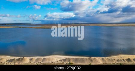 24 novembre 2023, Brandenburg, Cottbus : vue sur la mer Baltique Cottbus nouvellement créée (vue aérienne avec un drone). Selon l’opérateur Leag, le Cottbus Baltic Sea a atteint un nouveau record de remplissage lors de ses inondations. Actuellement, 3,8 mètres cubes d'eau par seconde s'écoulent de la Spree dans le lac, qui devrait devenir le plus grand plan d'eau artificiel en Allemagne. Le lac a maintenant atteint un niveau d'eau maximum de 58,7 mètres au-dessus du niveau de la mer. La mer Baltique, ancienne mine à ciel ouvert, aura un jour une surface d'eau de près de 19 kilomètres carrés. (À dpa 'Cottbuse Banque D'Images