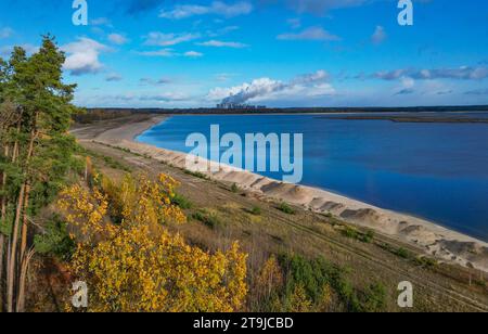 24 novembre 2023, Brandenburg, Cottbus : vue sur la mer Baltique Cottbus nouvellement créée (vue aérienne avec un drone). Selon l’opérateur Leag, le Cottbus Baltic Sea a atteint un nouveau record de remplissage lors de ses inondations. Actuellement, 3,8 mètres cubes d'eau par seconde s'écoulent de la Spree dans le lac, qui devrait devenir le plus grand plan d'eau artificiel en Allemagne. Le lac a maintenant atteint un niveau d'eau maximum de 58,7 mètres au-dessus du niveau de la mer. La mer Baltique, ancienne mine à ciel ouvert, aura un jour une surface d'eau de près de 19 kilomètres carrés. (À dpa 'Cottbuse Banque D'Images