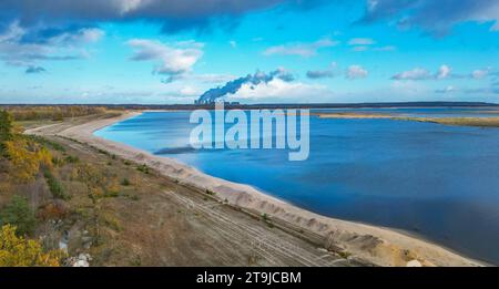 24 novembre 2023, Brandenburg, Cottbus : vue sur la mer Baltique Cottbus nouvellement créée (vue aérienne avec un drone). Selon l’opérateur Leag, le Cottbus Baltic Sea a atteint un nouveau record de remplissage lors de ses inondations. Actuellement, 3,8 mètres cubes d'eau par seconde s'écoulent de la Spree dans le lac, qui devrait devenir le plus grand plan d'eau artificiel en Allemagne. Le lac a maintenant atteint un niveau d'eau maximum de 58,7 mètres au-dessus du niveau de la mer. La mer Baltique, ancienne mine à ciel ouvert, aura un jour une surface d'eau de près de 19 kilomètres carrés. (À dpa 'Cottbuse Banque D'Images