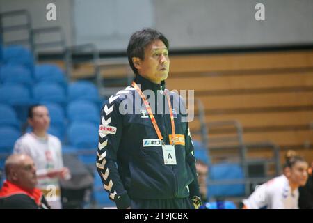 Santander, Espagne. 25 novembre 2023. Santander, Espagne, 25 novembre 2023 : l'entraîneur japonais Shigeo Kusumoto lors de la 2e Journée du Tournoi international féminin espagnol 2023 entre la Serbie et le Japon, le 25 novembre 2023, au Palacio de los Deportes de Santander, à Santander, Espagne. (Photo Alberto Brevers/Pacific Press) crédit : Pacific Press Media production Corp./Alamy Live News Banque D'Images