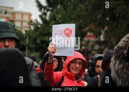 Cava Dei Tirreni, Italie. 25 novembre 2023. Lors de la Journée internationale contre la violence à l’égard des femmes, un groupe de femmes a défilé dans le centre historique, criant des slogans contre la violence à l’égard des femmes et énumérant les noms des 105 italiennes victimes de féminicide depuis le début de l’année 2023. La dernière des victimes est la jeune fille Giulia Cecchettin tuée par son petit ami. (Photo Pasquale Senatore/Pacific Press) crédit : Pacific Press Media production Corp./Alamy Live News Banque D'Images