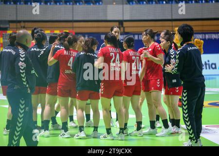 Santander, Cantabrie, Espagne. 25 novembre 2023. Santander, Espagne, 25 novembre 2023 : les joueuses japonaises écoutent les instructions dans un timeout lors de la 2e Journée du Tournoi international féminin espagnol 2023 entre la Serbie et le Japon, le 25 novembre 2023, au Palacio de los Deportes de Santander, à Santander, Espagne. (Image de crédit : © Alberto Brevers/Pacific Press via ZUMA Press Wire) USAGE ÉDITORIAL SEULEMENT! Non destiné à UN USAGE commercial ! Banque D'Images