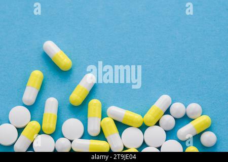 Assortiment de médecine pharmaceutique comprimés, comprimés et gélules sur fond bleu vue d'en haut. L'espace de copie, de mise à plat Banque D'Images