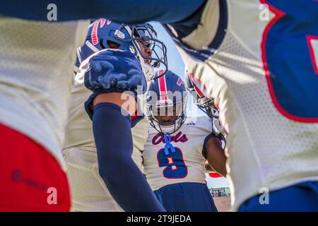 Houston, Texas, États-Unis. 25 novembre 2023. Les Florida Atlantic Owls se préparent pour le match de football de la NCAA entre les Florida Atlantic Owls et les Rice Owls au Rice Stadium de Houston, Texas. Rice bat Florida Atlantic 24-21. Prentice C. James/CSM/Alamy Live News Banque D'Images