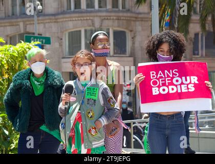 San Francisco, CA - 17 juillet 2022 : participants non identifiés au rassemblement de protestation pour les droits de l'avortement à Union Square, conférencier promouvant l'action pour l'avortement R. Banque D'Images
