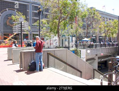 San Francisco, CA - 17 juillet 2022 : entrée de la station Powell Street au BART, San Francisco Bay Area Rapid Transit train. Banque D'Images