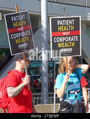 Oakland, CA - 22 août 2022 : des travailleurs de la santé mentale manifestent devant le Kaiser Medical Center sur Broadway. Exiger la santé des patients soit prioritaire Banque D'Images