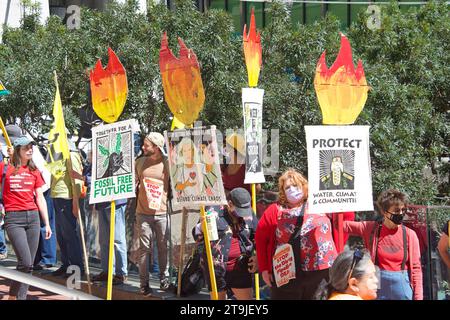 San Francisco, CA - 1 septembre 2022 : des manifestants non identifiés brandissent des pancartes, protestant contre le sale accord sur le pipeline devant le bureau du sénateur Feinsteins. Banque D'Images