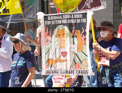 San Francisco, CA - 1 septembre 2022 : des manifestants non identifiés brandissent des pancartes, protestant contre le sale accord sur le pipeline devant le bureau du sénateur Feinsteins. Banque D'Images