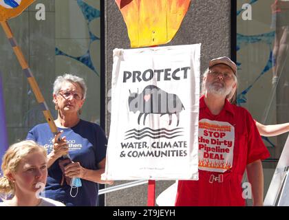 San Francisco, CA - 1 septembre 2022 : des manifestants non identifiés brandissent des pancartes, protestant contre le sale accord sur le pipeline devant le bureau du sénateur Feinsteins. Banque D'Images