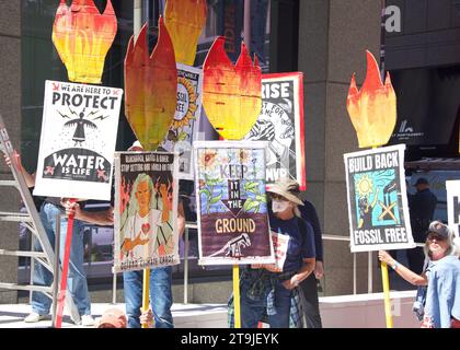 San Francisco, CA - 1 septembre 2022 : des manifestants non identifiés brandissent des pancartes, protestant contre le sale accord sur le pipeline devant le bureau du sénateur Feinsteins. Banque D'Images