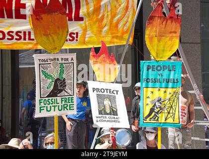 San Francisco, CA - 1 septembre 2022 : des manifestants non identifiés brandissent des pancartes, protestant contre le sale accord sur le pipeline devant le bureau du sénateur Feinsteins. Banque D'Images