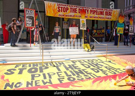 San Francisco, CA - 1 septembre 2022 : des manifestants non identifiés brandissent des pancartes, protestant contre le sale accord sur le pipeline devant le bureau du sénateur Feinsteins. Banque D'Images