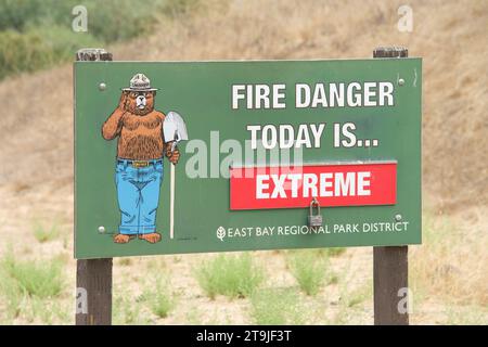 Hayward, CA - 10 septembre 2022 : le danger d'incendie est aujourd'hui un signe EXTRÊME au parc national Garin, site de l'ancien ranch Garin. Brosse sèche couvre les coteaux Banque D'Images
