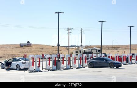 Kettleman City, CA - Oct 7, 2022 : station Tesla Supercharger avec 40 stations de recharge toutes à l'énergie solaire. Les stations de suralimentation permettent aux voitures Tesla de b Banque D'Images