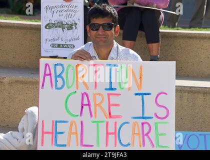 Oakland, CA - 8 octobre 2022 : participants non identifiés à un rassemblement des droits des femmes pour les droits de la reproduction au Frank H. Ogawa Plaza à Oakland, CA Banque D'Images