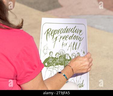 Oakland, CA - 8 octobre 2022 : participants non identifiés à un rassemblement des droits des femmes pour les droits de la reproduction au Frank H. Ogawa Plaza à Oakland, CA Banque D'Images