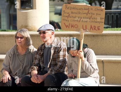 Oakland, CA - 8 octobre 2022 : participants non identifiés à un rassemblement des droits des femmes pour les droits de la reproduction au Frank H. Ogawa Plaza à Oakland, CA Banque D'Images