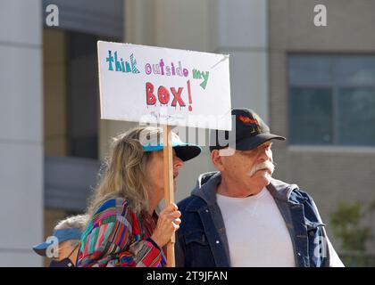 Oakland, CA - 8 octobre 2022 : participants non identifiés à un rassemblement des droits des femmes pour les droits de la reproduction au Frank H. Ogawa Plaza à Oakland, CA Banque D'Images