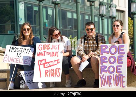 Oakland, CA - 8 octobre 2022 : participants non identifiés à un rassemblement des droits des femmes pour les droits de la reproduction au Frank H. Ogawa Plaza à Oakland, CA Banque D'Images