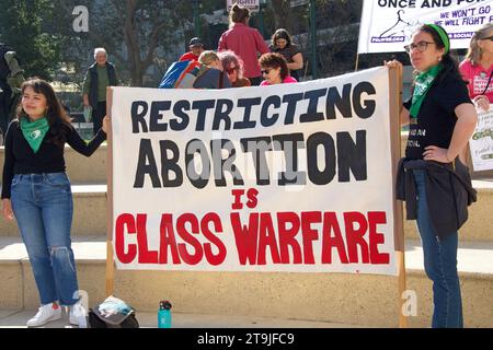 Oakland, CA - 8 octobre 2022 : participants non identifiés à un rassemblement des droits des femmes pour les droits de la reproduction au Frank H. Ogawa Plaza à Oakland, CA Banque D'Images