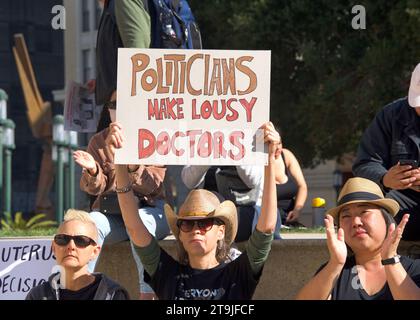 Oakland, CA - 8 octobre 2022 : participants non identifiés à un rassemblement des droits des femmes pour les droits de la reproduction au Frank H. Ogawa Plaza à Oakland, CA Banque D'Images