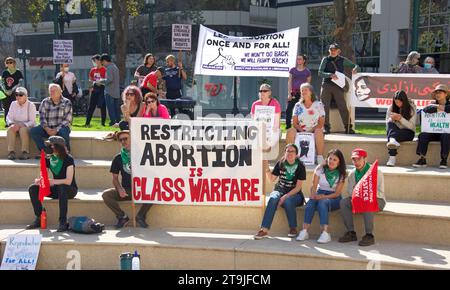 Oakland, CA - 8 octobre 2022 : participants non identifiés à un rassemblement des droits des femmes pour les droits de la reproduction au Frank H. Ogawa Plaza à Oakland, CA Banque D'Images