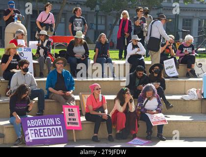 Oakland, CA - 8 octobre 2022 : participants non identifiés à un rassemblement des droits des femmes pour les droits de la reproduction au Frank H. Ogawa Plaza à Oakland, CA Banque D'Images