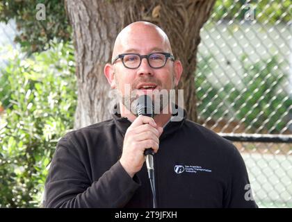 San Francisco, CA - 22 octobre 2022 : le superviseur Rafael Mamelman prend la parole lors de l'événement de sculpture de citrouille du sénateur Scott Wiener. Banque D'Images