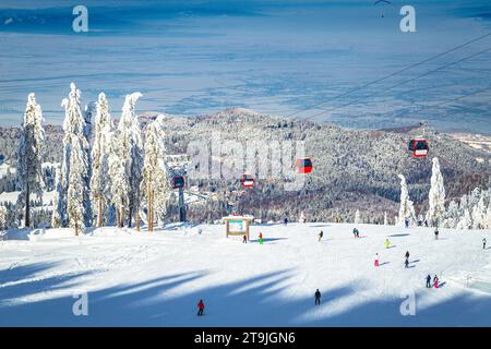 Télécabines de ski au-dessus des skieurs sur la piste de ski, Poiana Brasov, Roumanie, Europe Banque D'Images