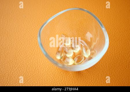 capsules d'huile de poisson dans un récipient Banque D'Images