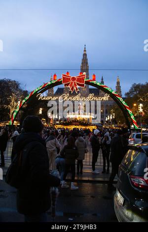 Entrée au marché de Noël animé (Wiener Christkindlmarkt) la nuit d'hiver à Rathause, Vienne, Autriche Banque D'Images
