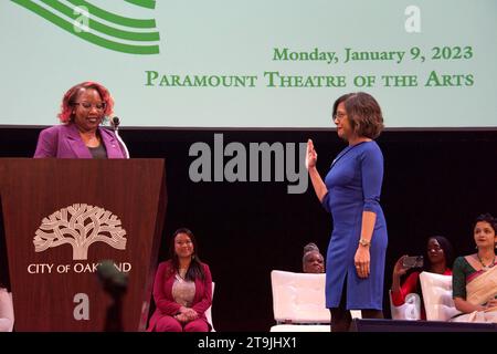 Oakland, CA - 9 janvier 2023 : Nikki Fortunato Bas, membre du conseil d'Oakland, prête serment lors de la cérémonie d'inauguration du maire. Banque D'Images