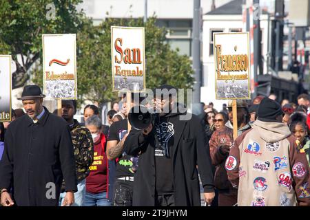 San Francisco, CA - 16 janvier 2023 : participants non identifiés à Martin Luther King marche de la gare Caltrain vers le bas de la 4e rue sur le pont puis vers le haut de la 3e. Banque D'Images
