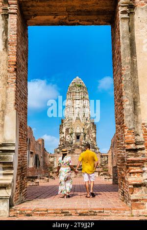 Ayutthaya, Thaïlande au Wat Ratchaburana, un couple d'hommes et de femmes avec un chapeau visitant la ville historique d'Ayutthaya Thaïlande. Banque D'Images