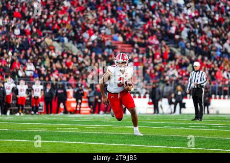 Piscataway, New Jersey, États-Unis. 25 novembre 2023. TAULIA TAGOVAILOA (3), quarterback du Maryland, arnaque pour un touchdown lors de l'ouverture du match de conférence Big Ten entre Rutgers et Maryland au SHI Stadium le 25 novembre 2023, à Piscataway, N.J. (image de crédit : © Scott Rausenberger/ZUMA Press Wire) À USAGE ÉDITORIAL SEULEMENT! Non destiné à UN USAGE commercial ! Banque D'Images