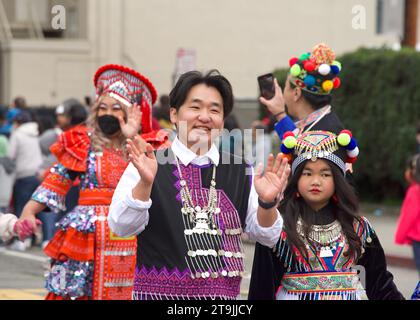 Oakland, CA - 29 janvier 2023 : participants à la première parade annuelle du nouvel an lunaire à Oakland. Banque D'Images