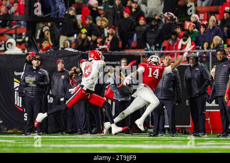 Piscataway, New Jersey, États-Unis. 25 novembre 2023. ISAIAH WASHINGTON (14 ans), receveur Wide de Rutgers, plonge pour une passe tandis que GLENDON MILLER (13 ans), défenseur du Maryland, est en poursuite étroite pendant la seconde moitié du match de conférence Big Ten entre Rutgers et Maryland au SHI Stadium le 25 novembre 2023, à Piscataway, New Jersey (Credit image : © Scott Rausenberger/ZUMA Press Wire) À USAGE ÉDITORIAL UNIQUEMENT ! Non destiné à UN USAGE commercial ! Banque D'Images