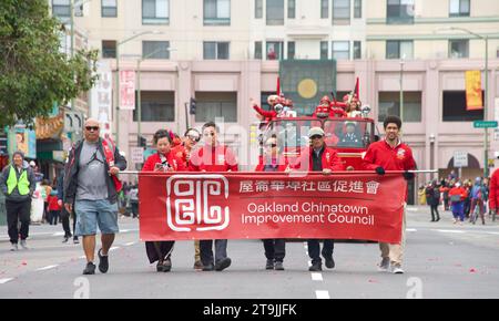 Oakland, CA - 29 janvier 2023 : participants à la première parade annuelle du nouvel an lunaire à Oakland. Membres du Chinatown Improvement Council marchant tenant un Banque D'Images