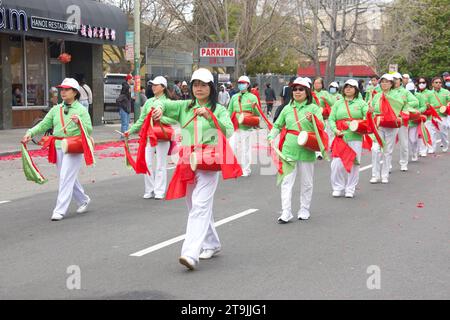 Oakland, CA - 29 janvier 2023 : participants à la première parade annuelle du nouvel an lunaire à Oakland. Banque D'Images