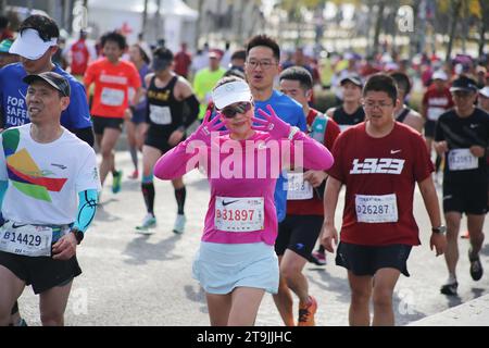 SHANGHAI, CHINE - 26 NOVEMBRE 2023 - les coureurs participent au marathon international de Shanghai à Shanghai, en Chine, le 26 novembre 2023. Banque D'Images