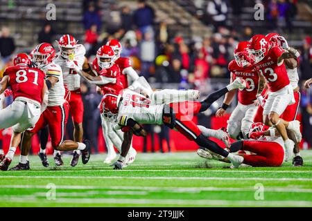 Piscataway, New Jersey, États-Unis. 25 novembre 2023. GLENDON MILLER (13), le défenseur du Maryland, fait le plongeon lors de la seconde moitié du match de conférence Big Ten entre Rutgers et Maryland au SHI Stadium le 25 novembre 2023, à Piscataway, N.J. (image de crédit : © Scott Rausenberger/ZUMA Press Wire) À USAGE ÉDITORIAL UNIQUEMENT ! Non destiné à UN USAGE commercial ! Banque D'Images