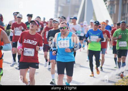 SHANGHAI, CHINE - 26 NOVEMBRE 2023 - les coureurs participent au marathon international de Shanghai à Shanghai, en Chine, le 26 novembre 2023. Banque D'Images