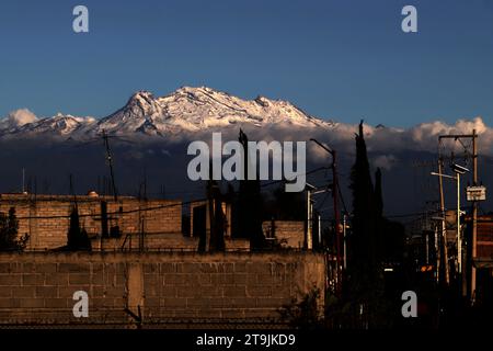 Mexico, Mexique. 25 novembre 2023. 25 novembre 2023, Mexico, Mexique : vue panoramique du volcan Iztaccihuatl depuis le bureau du maire de Xochimilco à Mexico. Le 25 novembre 2023 à Mexico, Mexique (photo de Luis Barron/Eyepix Group/Sipa USA). Crédit : SIPA USA/Alamy Live News Banque D'Images