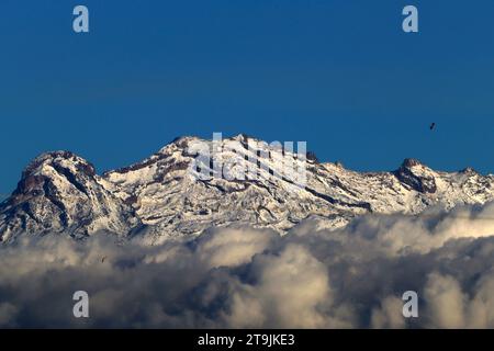 Mexico, Mexique. 25 novembre 2023. Vue panoramique sur le volcan Iztaccihuatl depuis le bureau du maire de Xochimilco à Mexico. Le 25 novembre 2023 à Mexico, Mexique (crédit image : © Luis Barron/eyepix via ZUMA Press Wire) USAGE ÉDITORIAL SEULEMENT! Non destiné à UN USAGE commercial ! Banque D'Images