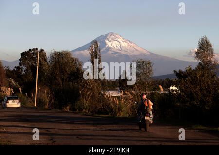 Mexico, Mexique. 25 novembre 2023. 25 novembre 2023, Mexico, Mexique : vue panoramique du volcan Popocatepetl depuis le bureau du maire de Xochimilco à Mexico. Le 25 novembre 2023 à Mexico, Mexique (photo de Luis Barron/Eyepix Group/Sipa USA). Crédit : SIPA USA/Alamy Live News Banque D'Images
